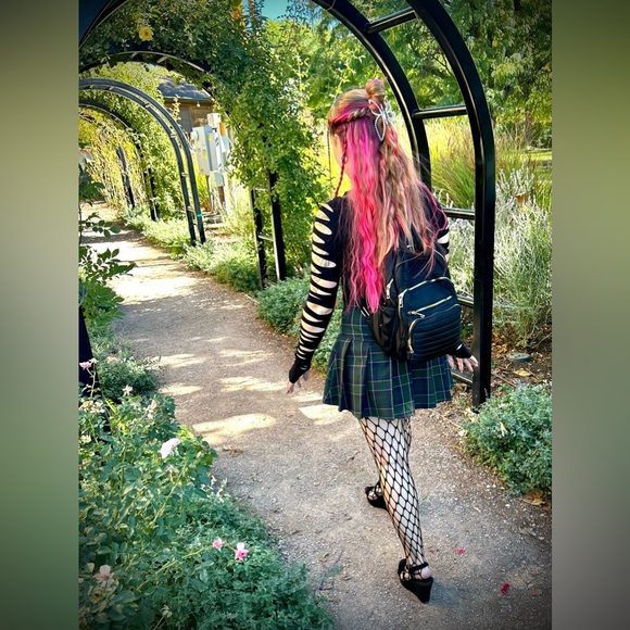 Welcome to my closet, Iโm Jazmine! - Picture 4 of 5